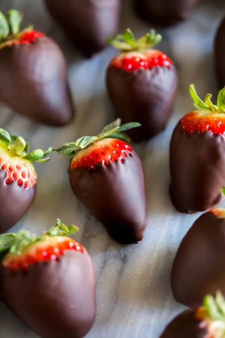 Strawberry dip in chocolate